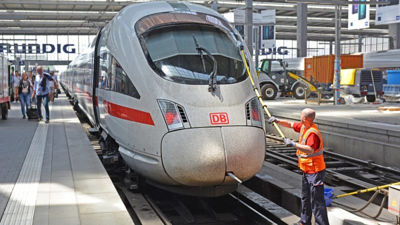 Германските власти обезвредиха бомба във влак край Кьолн