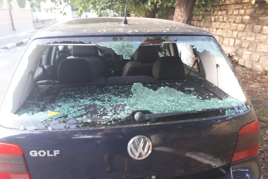 Вандали потрошиха колата на общински съветник от "Демократична България"