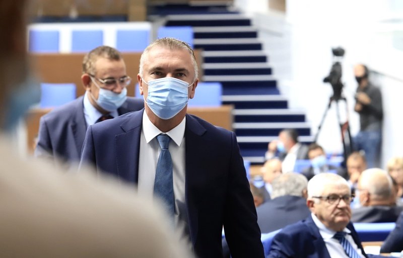 Здравните власти отричат да са освобождавали депутатите от носене на маски