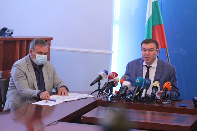 Dr. Angel Kounchev (left) Health Minister Kostadin Angelov (right)