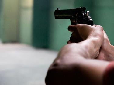 Задържан е мъж, заплашил с пистолет лекар в Бургас