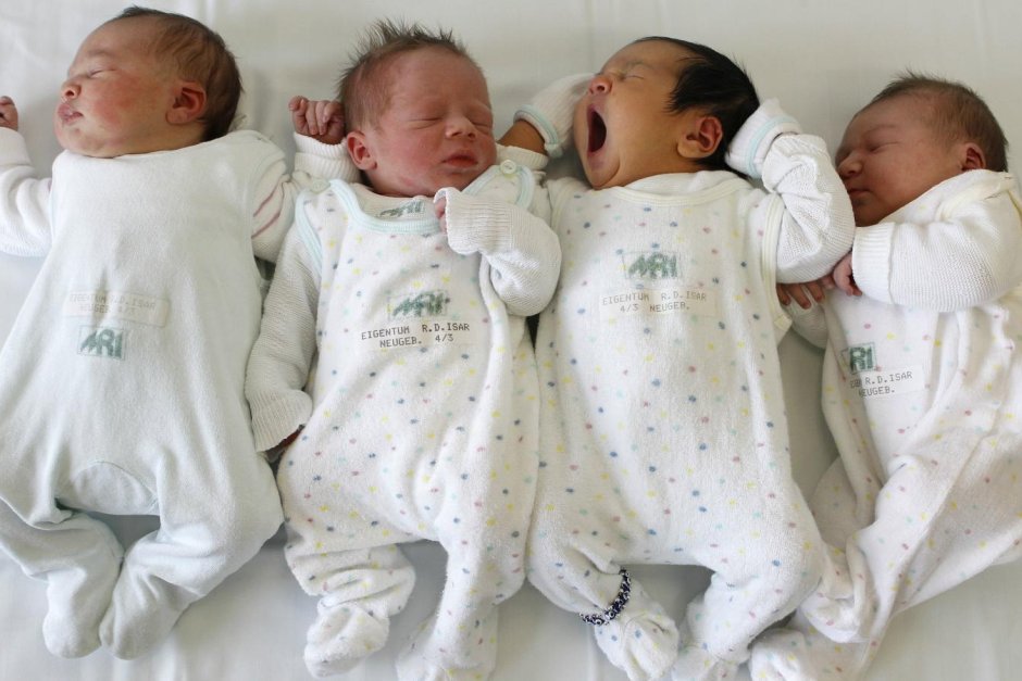 Пандемията разделя семействата от бебетата, родени от сурогатни майки