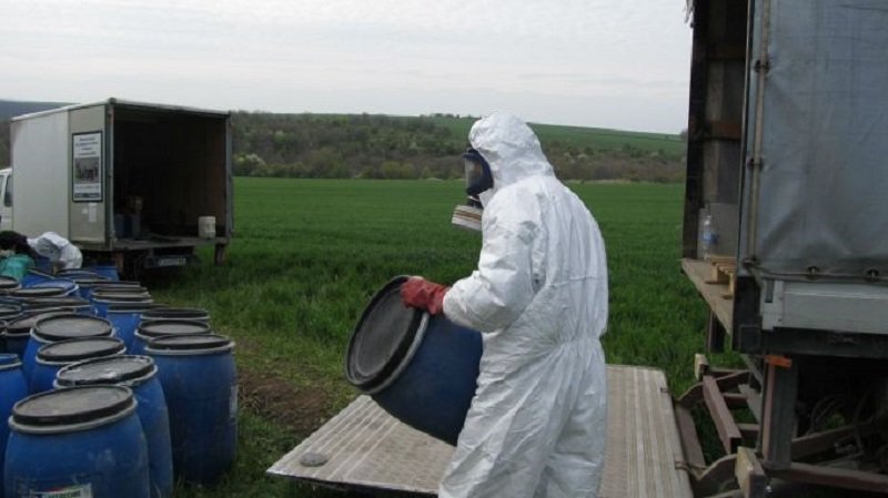 Започва обезвреждането на над 250 т стари пестициди във Франция