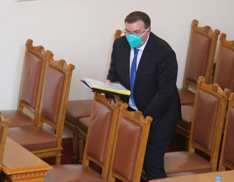 Здравният министър упрекна депутати без маски, че дават лош пример