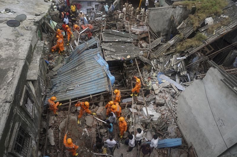 Най-малко 39 загинали при срутването на сграда в Индия