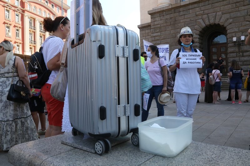 Неотдавна туроператори излязоха на протест, заради липсата на полощ от държавата