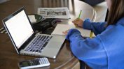 "Изтощително е": Първите седмици от учебната година онлайн в САЩ
