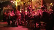 След затварянето на баровете парижаните са в режим "метро, работа, сън"