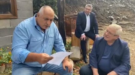 Кирил Ананиев (дясно) заедна с премиера по време на една от общите им обиколки