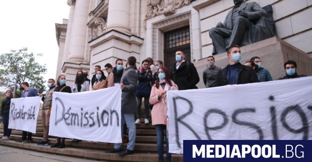 Студенти протестират пред СУ Св. Климент Охридски с искане за