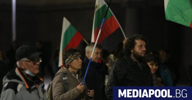 Протестиращи срещу правителството се събраха за 107 ма вечер в триъгълника