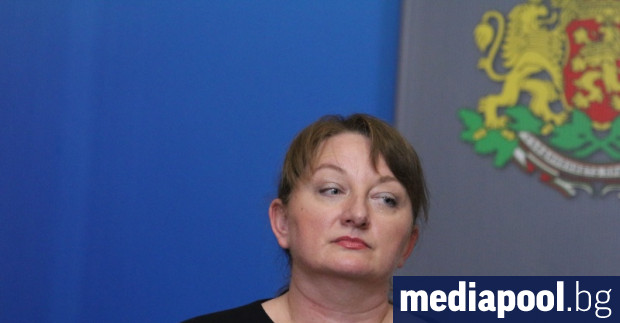 Социалният министър Деница Сачева не вижда заради заложените дефицити и