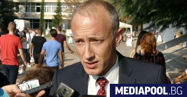 Към момента няма да има масово затваряне на училищата в