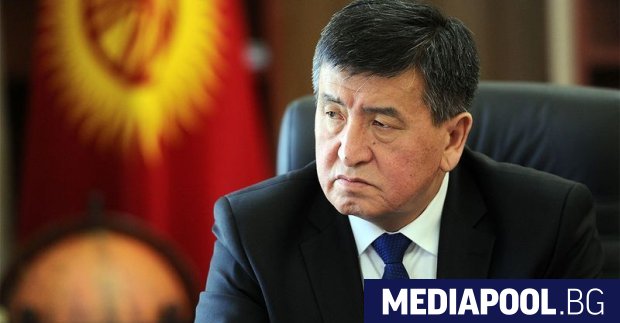 Президентът на Киргизстан Сооронбай Жеенбеков обяви че подава оставка Не