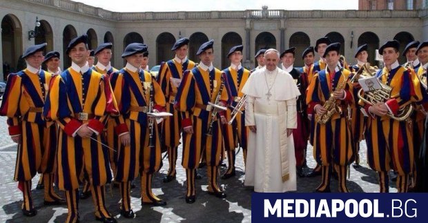 Четирима души от швейцарската гвардия охраняваща папата са дали положителен