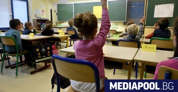 МОН не смята да взима централизирано решение за затваряне на