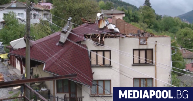 Силна буря отнесе покривите на две къщи и наводни мазета