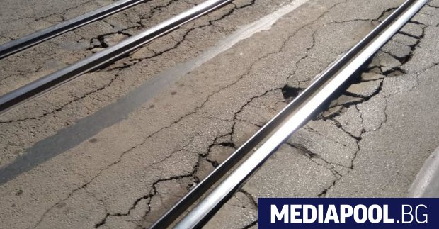 Дупки, пропадания, пукнатини на асфалта в трамвайното трасе по столичния
