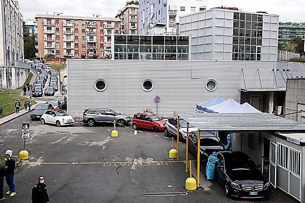 Автомобили са се наредили на опашка за тестване по желание на място в болницата "Свети Павел" в Милано.