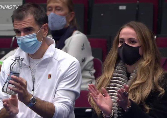 Лолита Османова (с маската) в ложата на Григор Димитров на турнира във Виена