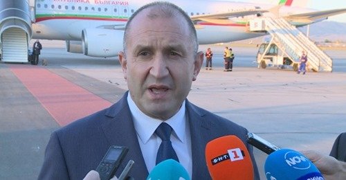 Румен Радев говори пред журналисти на летището, сн. бТВ
