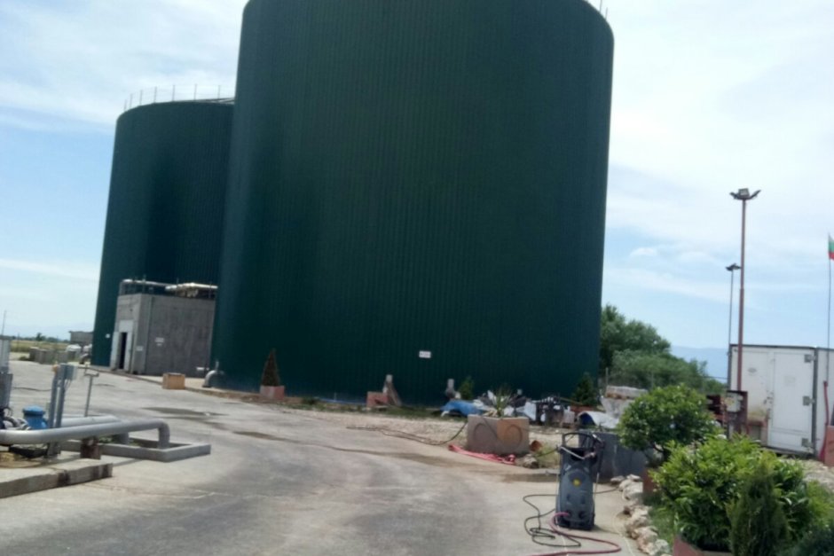 Биоцентралата в Труд хваната да работи незаконно, пак обгази селото