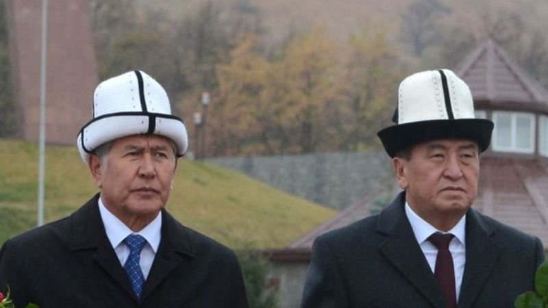 Бившият (ляво) и настоящият президент на Киргизстан