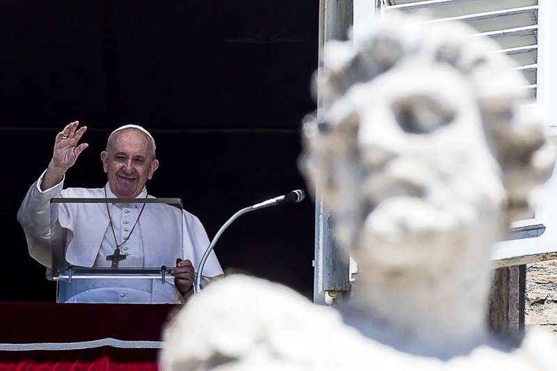 Папа Франциск подкрепя граждански съюзи на гей двойки