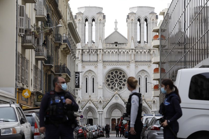 Терор в Ница: Три жертви, една от които обезглавена, и няколко ранени при нападение с нож