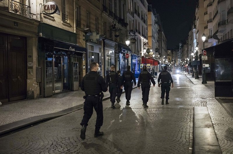 Полицаи патрулират по време на вечерния час в Париж.