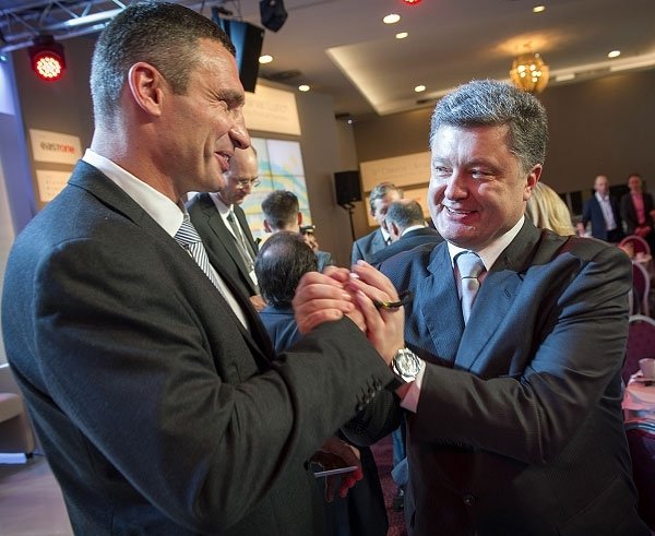 Кличко (ляво) заедно с бившия украински президент Петро Порошенко