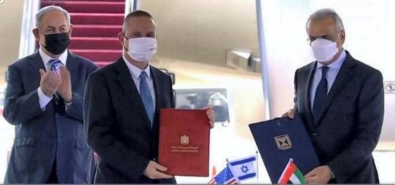 Израелският премиер Бенямин Нетаняху ръкопляска при подписването на споразуменията