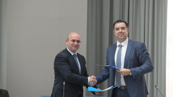 Изпълнителните директори на БФБ Маню Моравенов и на Фонда на фондовете Александър Георгиев подписаха меморандум за сътрудничество