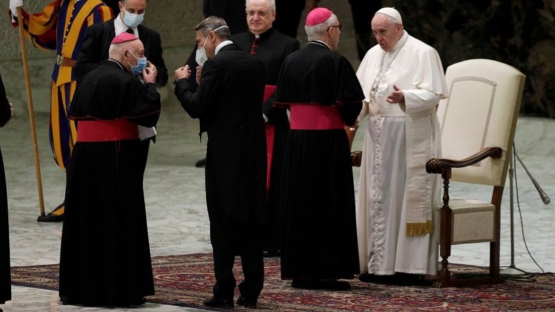 Папата продължава да не носи маска на аудиенция въпреки критиките