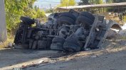 Камион падна от Аспаруховия мост, шофьорът загина