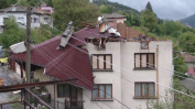 Силна буря отнесе покривите на две къщи в Смолян