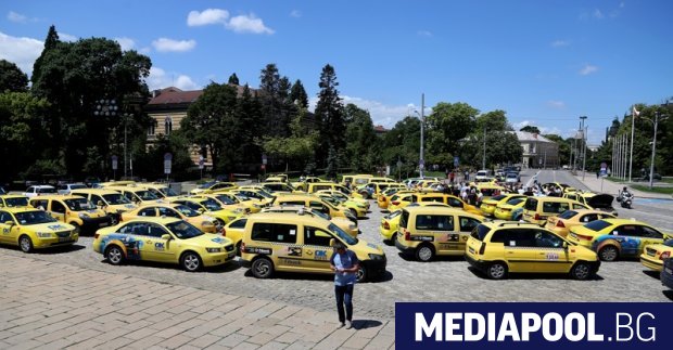Такситата в София ще плащат 300 лева на кола патентен
