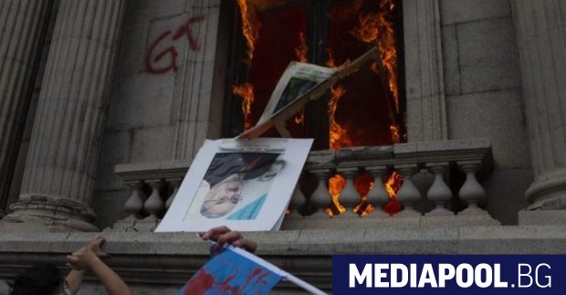 Стотици протестиращи нахлуха в Конгреса на Гватемала и опожариха част