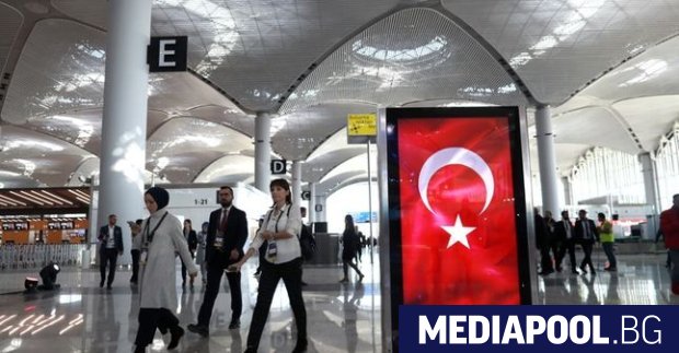 Властите в Турция въведоха вечерен час с който се ограничава