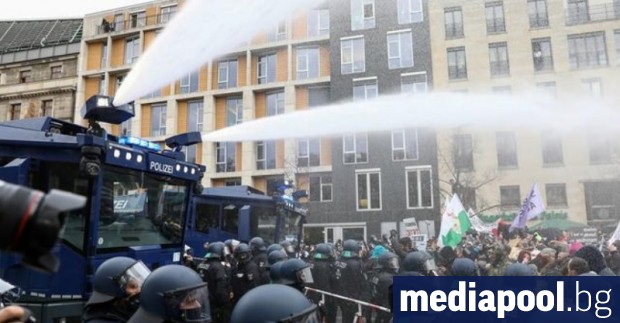 Полицията в Берлин използва водни оръдия срещу демонстранти протестиращи в