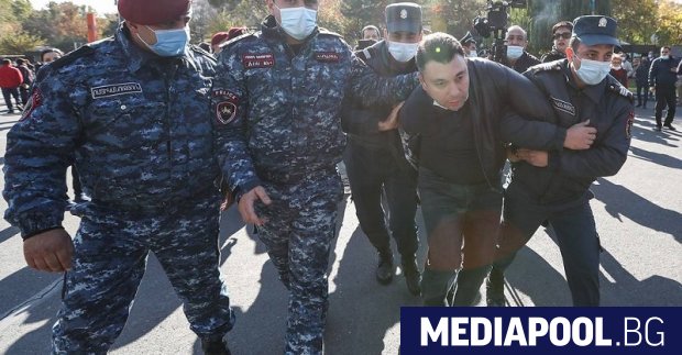 Няколко десетки арменски опозиционери бяха задържани днес при протест в