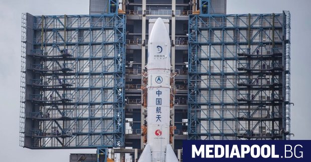 Китай изстреля с ракета носител Чанчжън 5 космическия апарат Чанъе 5 който