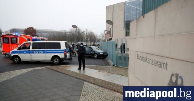 Автомобил се вряза във входа на сградата в която се