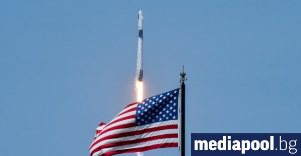 Спейс Екс SpaceX изстреля успешно първия си космически кораб на