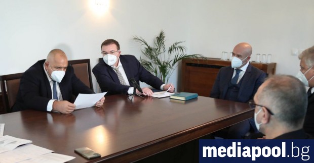 Здравният министър проф Костадин Ангелов предложи силно затягане на мерките