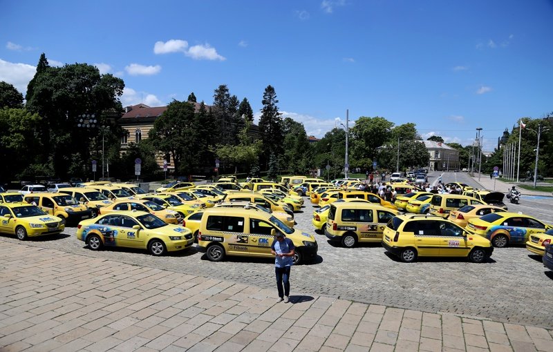 София намали патентния данък за такситата до 300 лева за кола