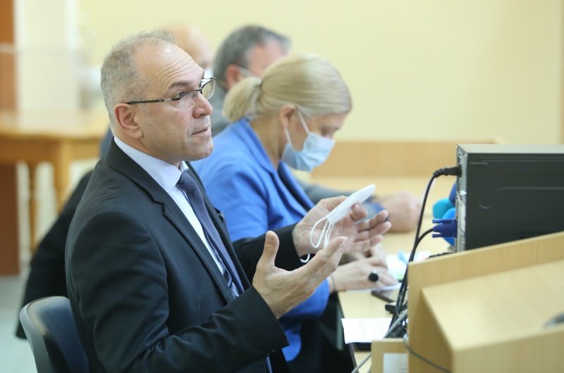 Директорът на болницата проф. Богов обяснява ситуацията около преместването, сн. БГНЕС