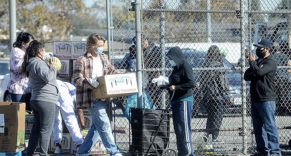 Брад Пит инкогнито раздаде храна на нуждаещи се в Лос Анжелис