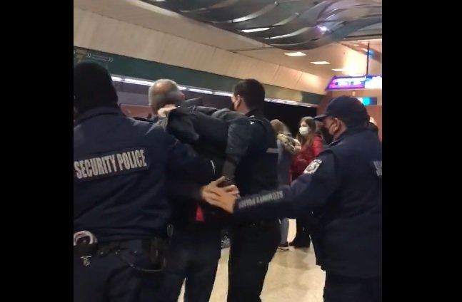 Мъж и жена без маски бяха арестувани в софийското метро (видео)