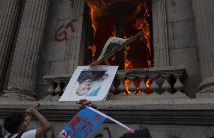 Протестиращи подпалиха сградата на парламента в Гватемала